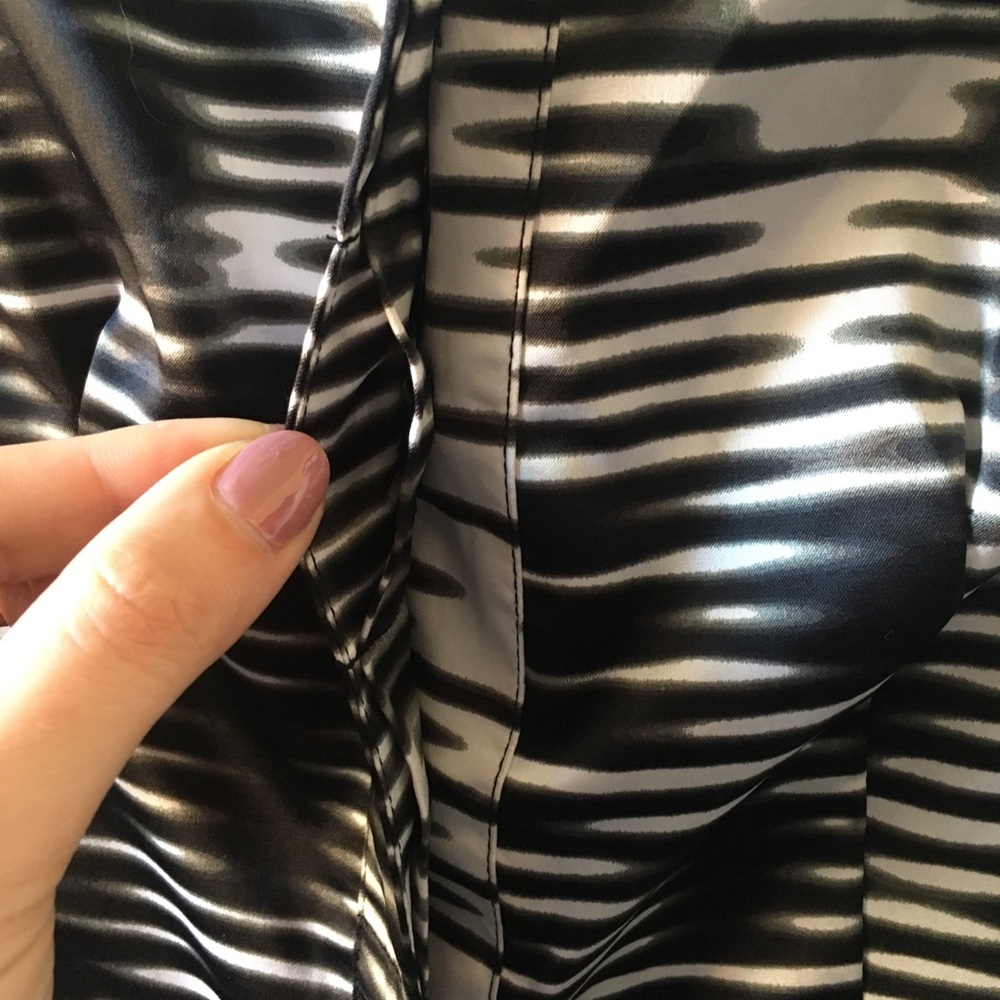 Textured Print Button Front Blouse - Picture 4 of 6